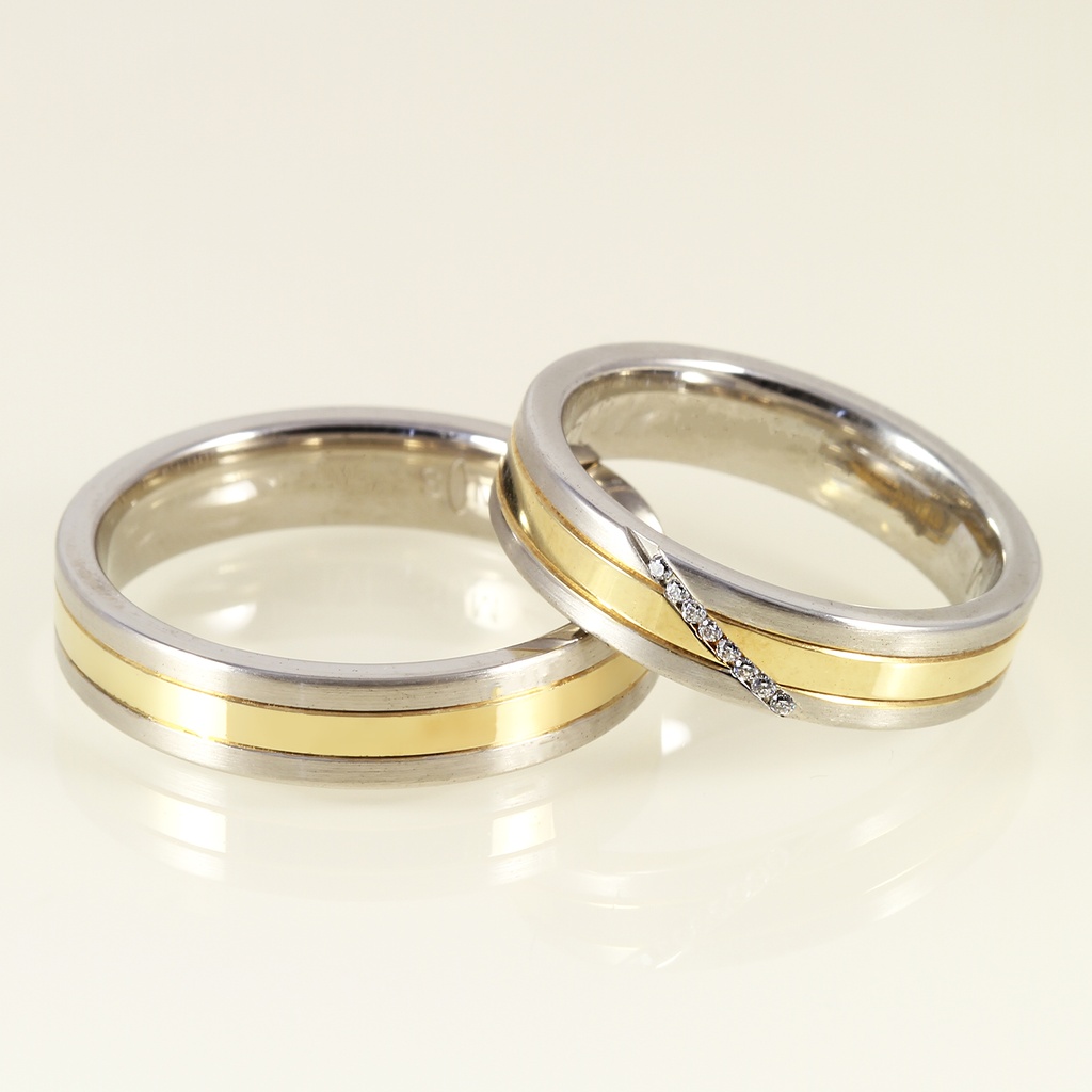 Kétszínű arany karikagyűrű pár gyémánttal 0.04 ct