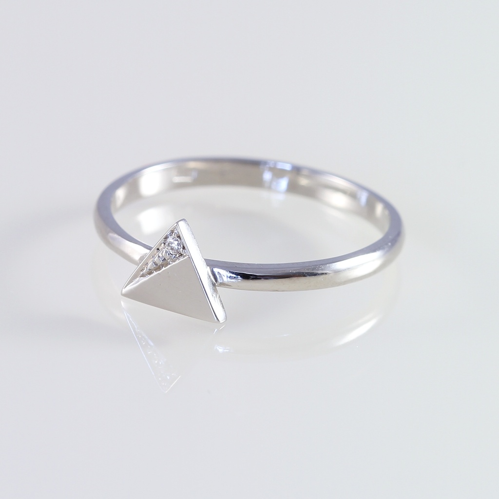 Fehér arany háromszög gyűrű gyémánttal 0.005 ct