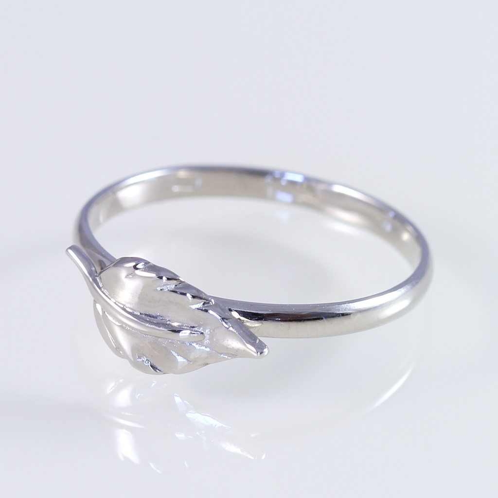 Fehér arany gyűrű levél motívummal