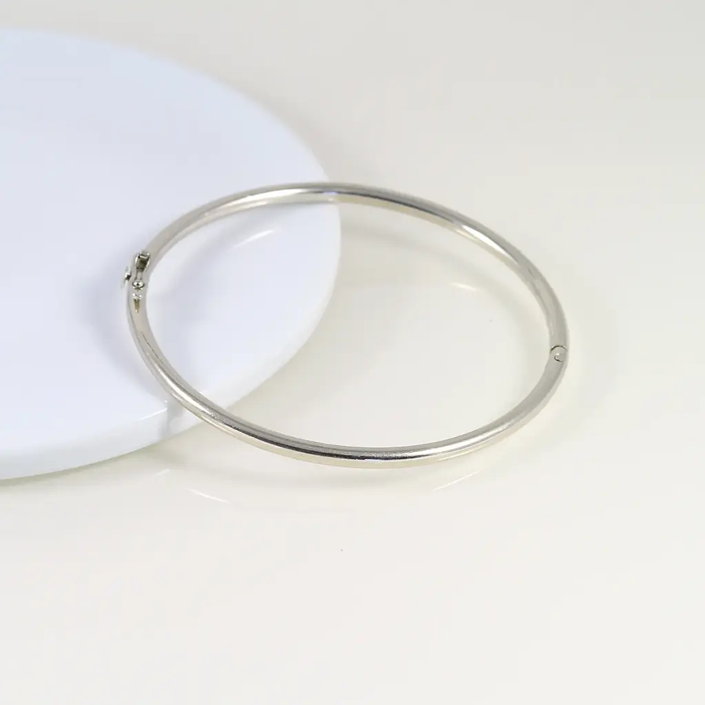 Kézműves merev karperec fehér aranyból