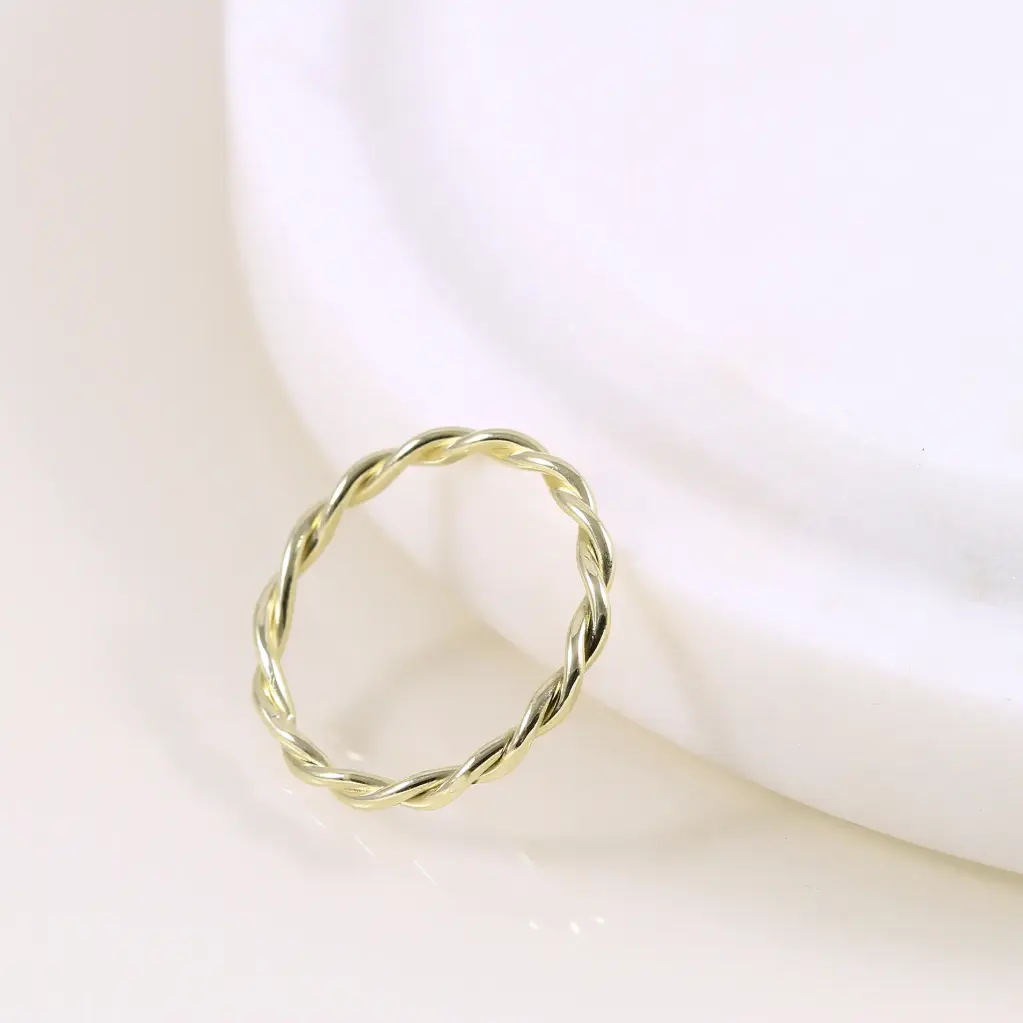 Sárga arany csavart egyedi kézműves gyűrű