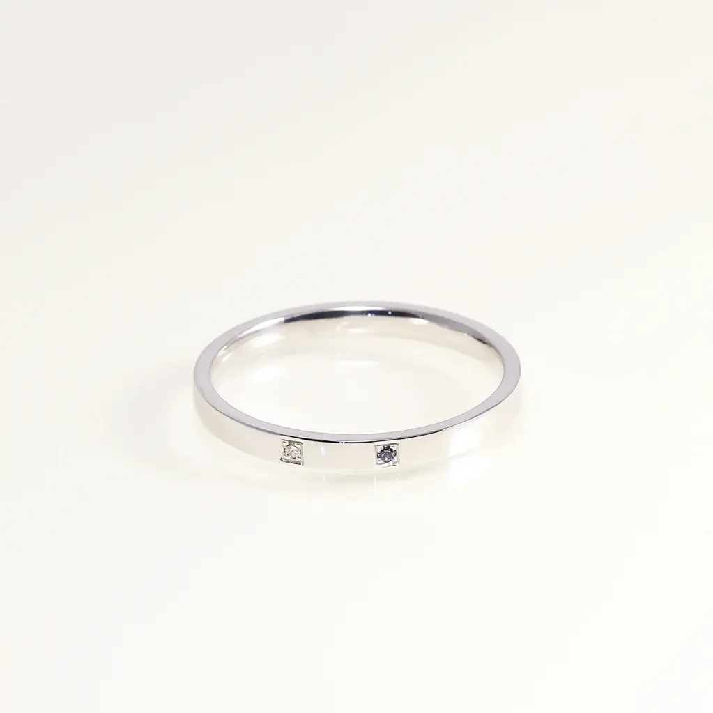 Fehér arany emlék gyűrű zafírral és gyémánttal 0.005 ct