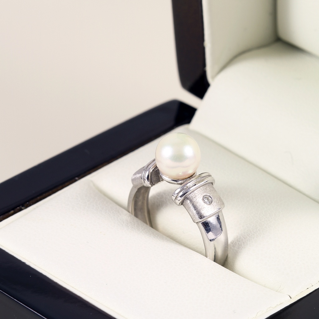 Fehér arany gyűrű gyémánttal és gyönggyel 0.03 ct