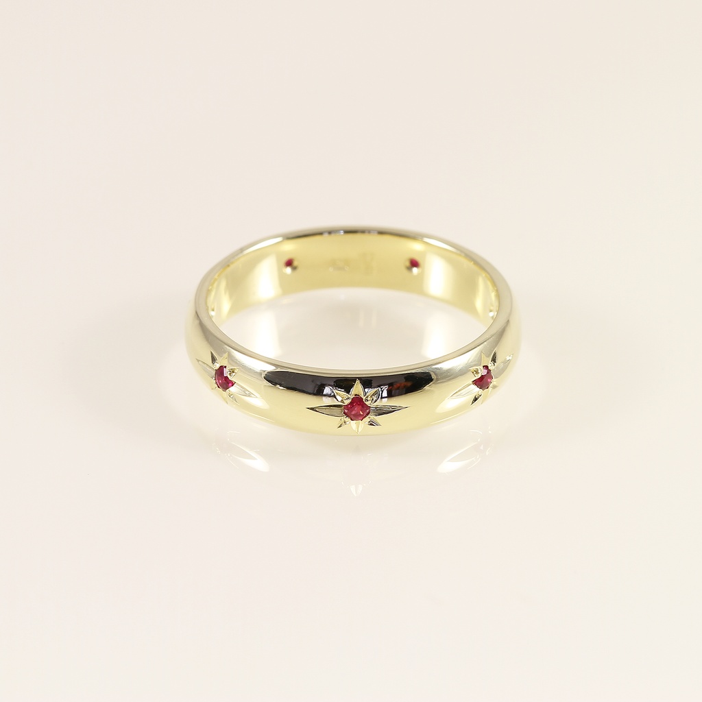 Kézműves sárga arany gyűrű rubinnal és egyedi véséssel 0.12 ct