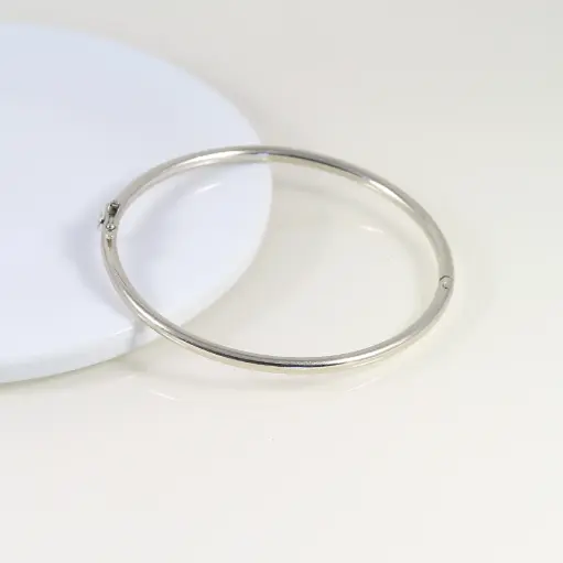 Kézműves merev karperec fehér aranyból