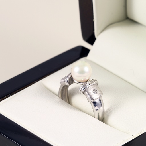 [ELJG12] Fehér arany gyűrű gyémánttal és gyönggyel 0.03 ct